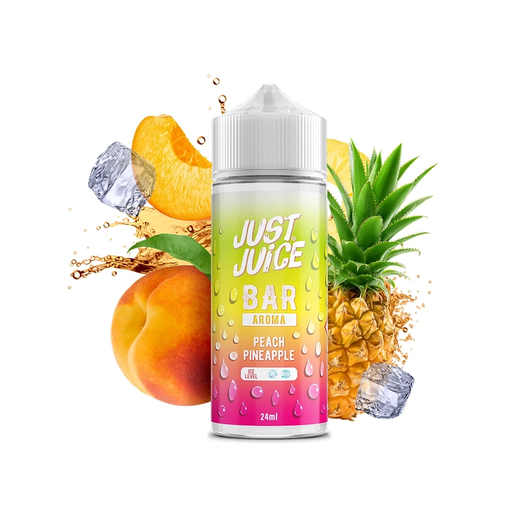Bote de Just Juice Bar Peach Pineapple con etiqueta degradada, junto a melocotón, piña, cubitos de hielo y salpicaduras.