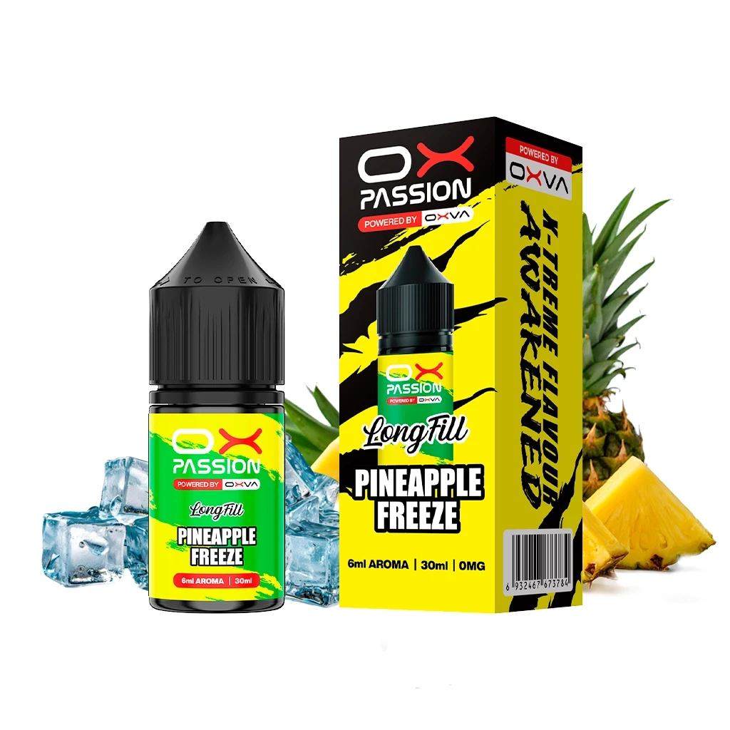 Frasco y caja amarilla de Ox Passion Pineapple Freeze Longfill, con texto de 6 ml de aroma, junto a una piña y cubitos de hielo.