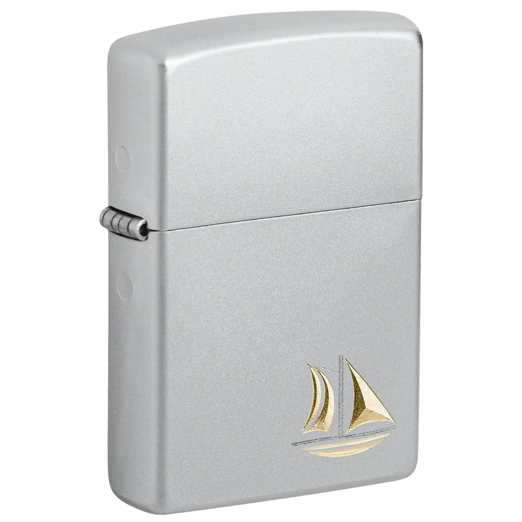 Encendedor Zippo 205 Boat Design cerrado, de color plateado con un velero dorado en la esquina inferior derecha.