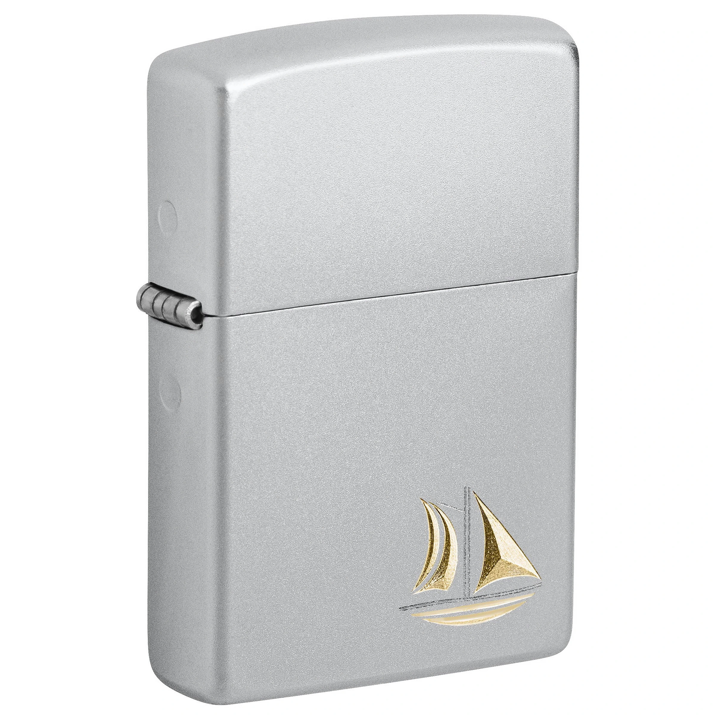 Encendedor Zippo 205 Boat Design cerrado, de color plateado con un velero dorado en la esquina inferior derecha.