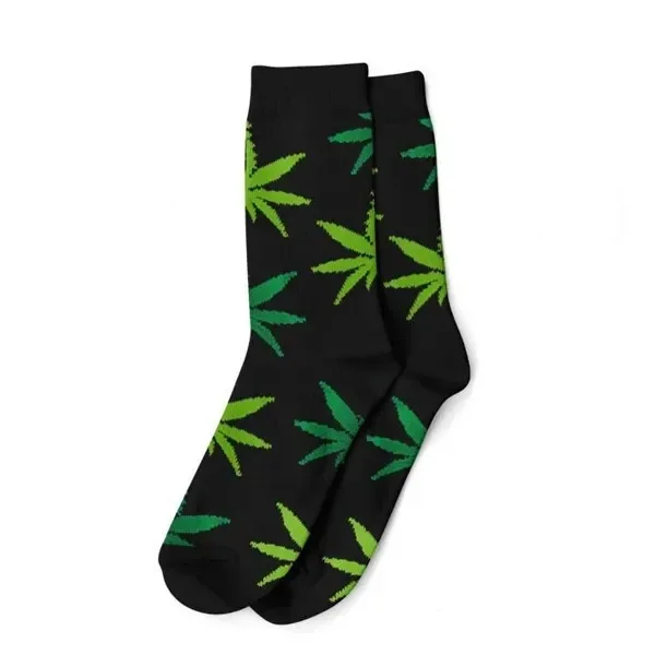 Par de calcetines negros superpuestos con hojas de cannabis en dos tonos de verde sobre fondo blanco.
