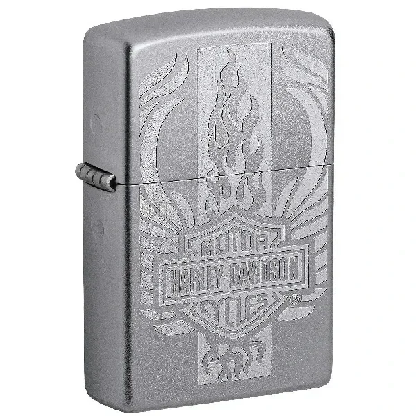 Encendedor Zippo Harley Davidson plateado, cerrado y visto en ángulo, con el emblema de la marca y llamas grabadas.