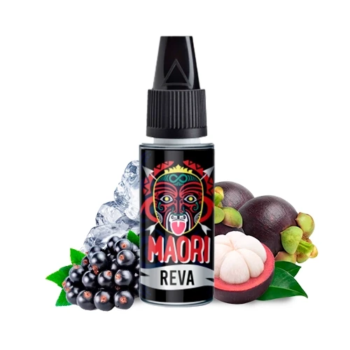 Frasco Maori Reva con tapón negro y máscara colorida en la etiqueta, rodeado de frutos oscuros, mangostanes y hielo.