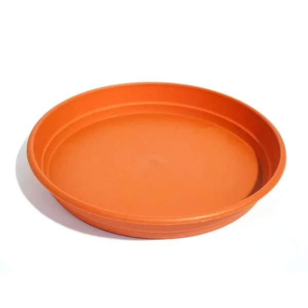 Plato redondo naranja para macetas, visto en perspectiva, con base plana y borde elevado sobre fondo blanco. Plato redondo naranja para macetas, visto en perspectiva, con base plana y borde elevado sobre fondo blanco.