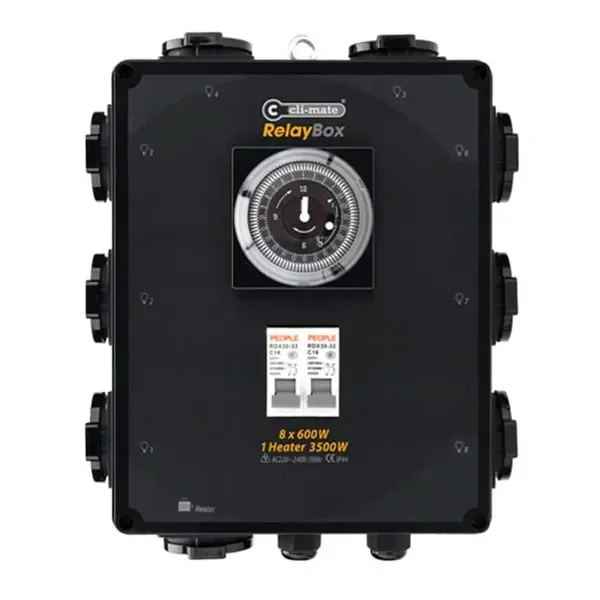 Temporizador Cli-Mate RelayBox negro con reloj central, dos interruptores frontales y tomas laterales; rotulado 8 × 600 W y calefacción 3500 W.