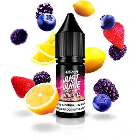 Frasco de Just Juice Nic Salts Fusion Berry Burst Lemonade con tapón negro, rodeado de limones, fresas, moras y arándanos.