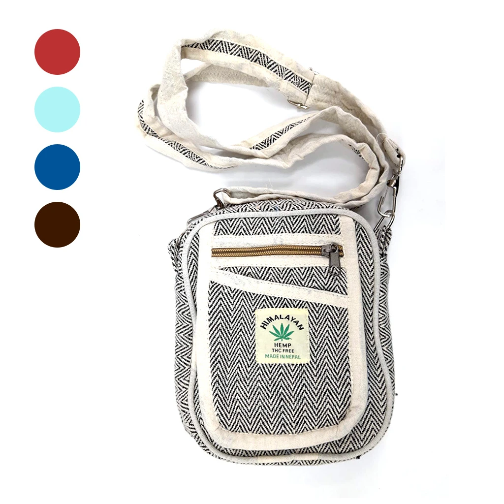 Bolso con correa larga, dibujo en zigzag negro y crudo, bolsillo con cremallera y etiqueta Himalayan; cuatro muestras de color al lado.