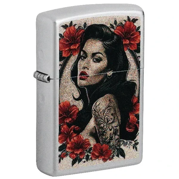 Encendedor Zippo 205 Pinup cerrado, de acabado plateado, decorado con una mujer de cabello negro y brazo tatuado entre flores rojas.