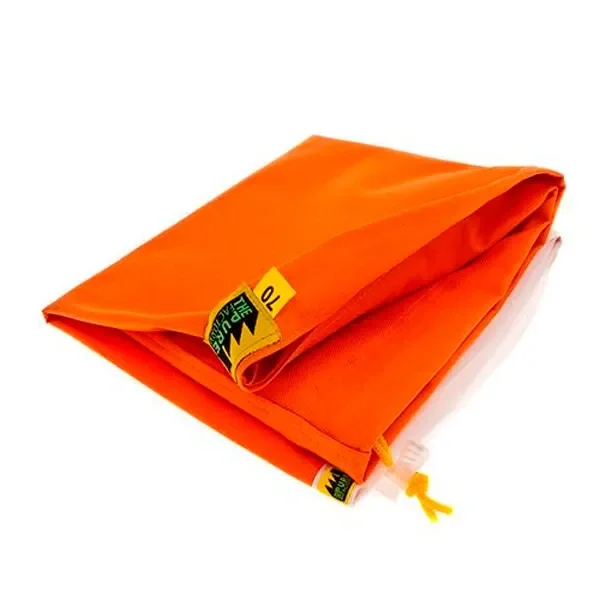 Bolsa naranja Pure Factory para extracción en frío, plegada sobre fondo blanco, con etiqueta amarilla de 70 y cordón amarillo. Bolsa naranja Pure Factory para extracción en frío, plegada sobre fondo blanco, con etiqueta amarilla de 70 y cordón amarillo.