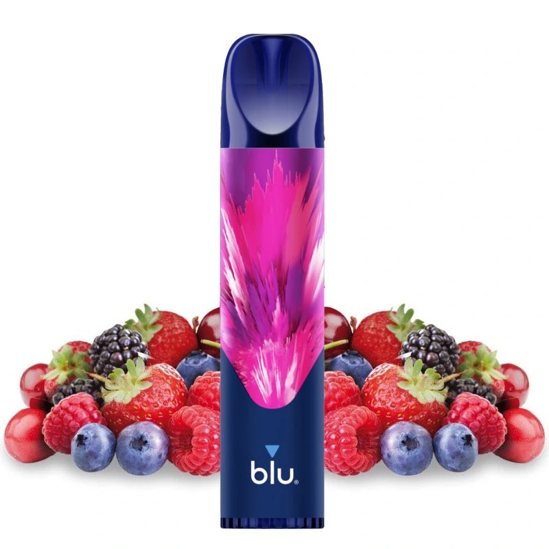 Blu Bar de cuerpo azul con diseño fucsia, colocado verticalmente ante fresas, frambuesas, moras y arándanos sobre fondo blanco.