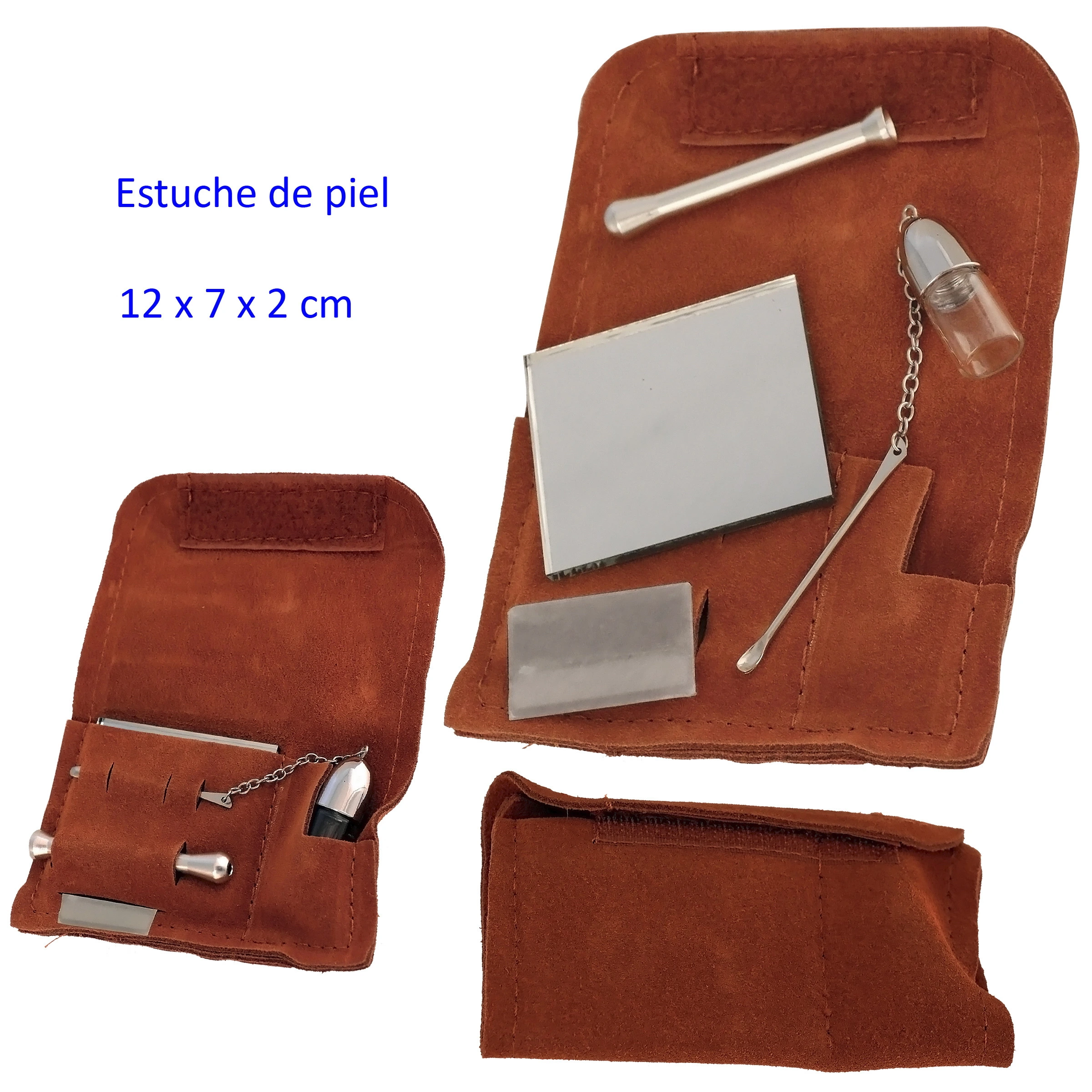 Estuche marrón mostrado abierto y cerrado, con piezas metálicas, un espejo rectangular y un pequeño recipiente transparente con cadena. Estuche marrón mostrado abierto y cerrado, con piezas metálicas, un espejo rectangular y un pequeño recipiente transparente con cadena.