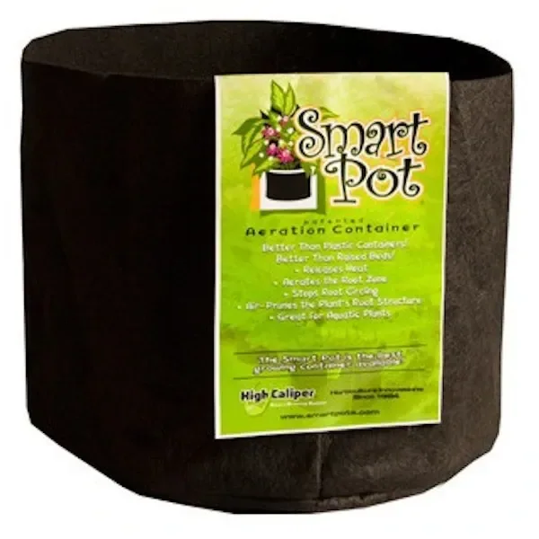 Maceta Smart Pot negra, abierta y de paredes flexibles, con etiqueta verde en el frontal sobre fondo blanco.