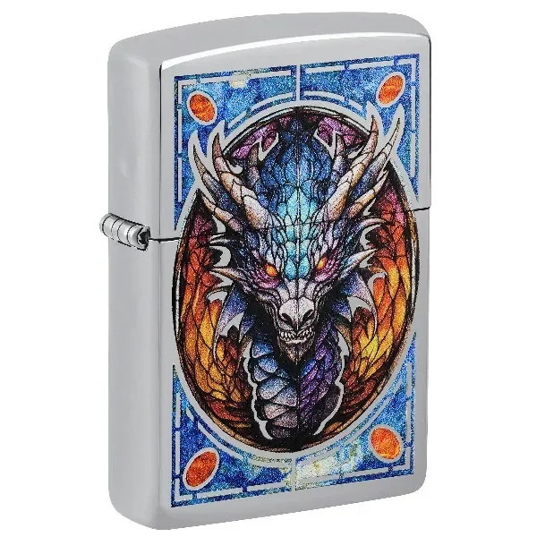 Encendedor Zippo plateado y cerrado, decorado con una cabeza de dragón multicolor enmarcada por un diseño de vidriera azul. Encendedor Zippo plateado y cerrado, decorado con una cabeza de dragón multicolor enmarcada por un diseño de vidriera azul.