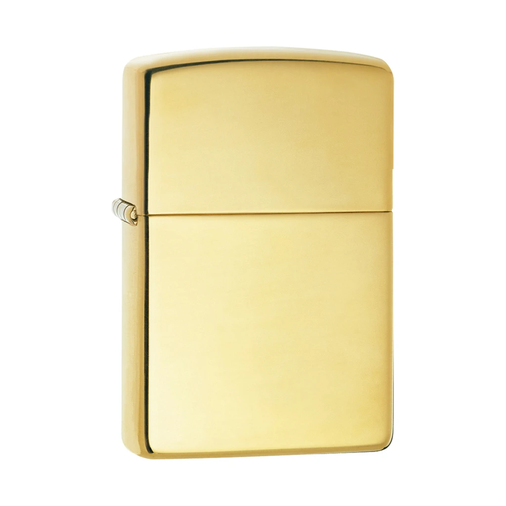Encendedor Zippo HIGH POLISH BRASS cerrado, de acabado dorado brillante, con tapa rectangular y bisagra lateral sobre fondo blanco. Encendedor Zippo HIGH POLISH BRASS cerrado, de acabado dorado brillante, con tapa rectangular y bisagra lateral sobre fondo blanco.
