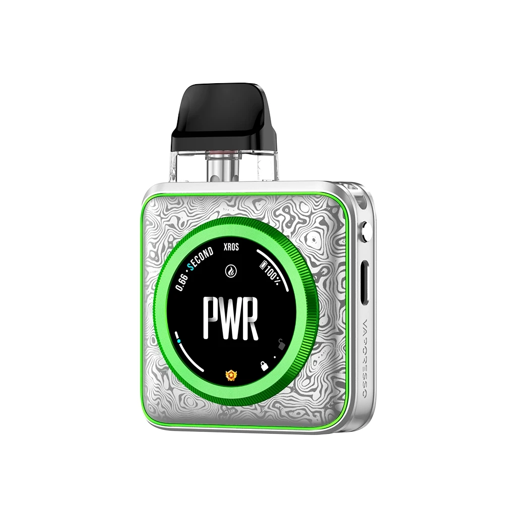 Vaporesso Xros 5 Nano con boquilla negra, carcasa plateada de líneas onduladas y pantalla circular rodeada por un aro verde. Vaporesso Xros 5 Nano con boquilla negra, carcasa plateada de líneas onduladas y pantalla circular rodeada por un aro verde.