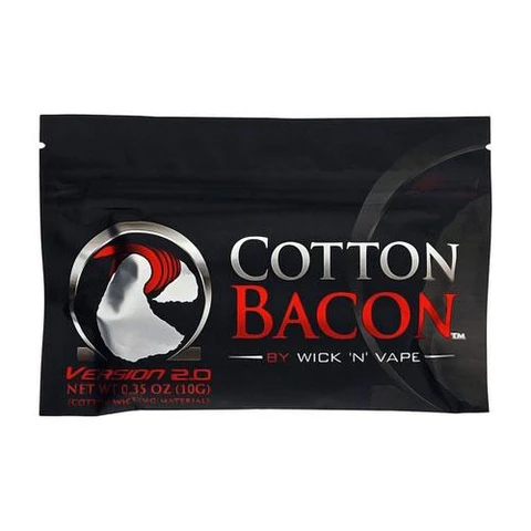 Bolsa negra de Cotton Bacon V2 de Wick ’N’ Vape, con letras blancas y rojas y un logotipo circular.