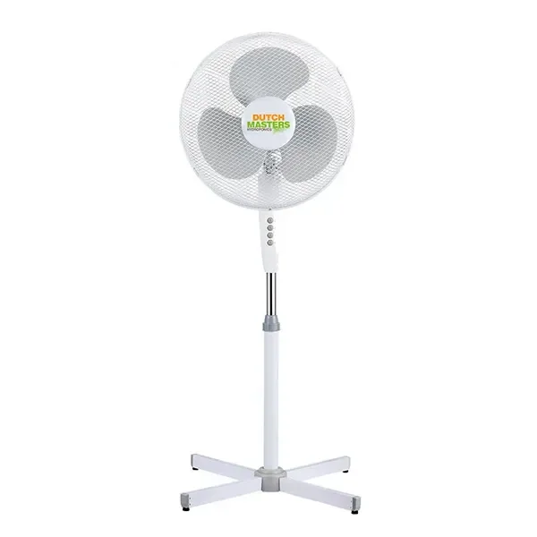 Ventilador de pie Dutch Masters blanco, con tres aspas grises, rejilla circular, botones en el mástil y base en cruz.