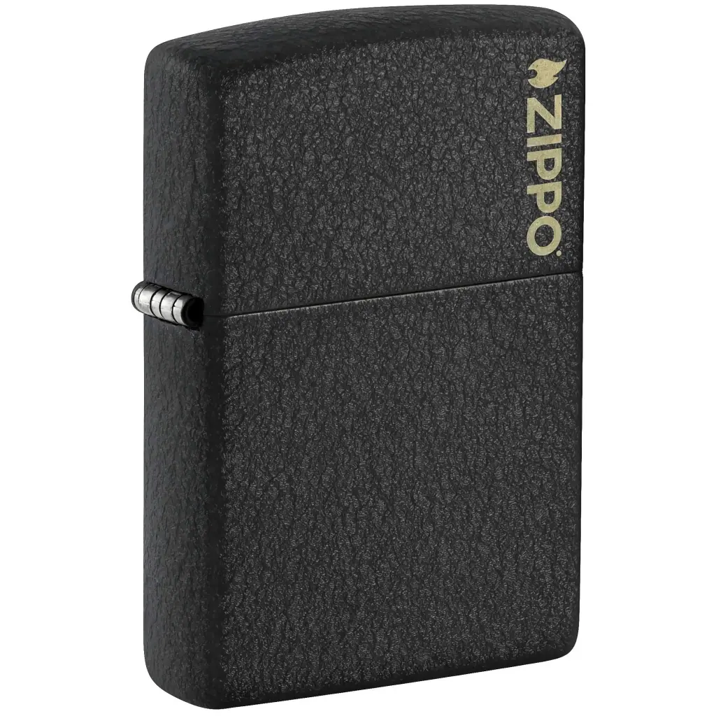 Encendedor Zippo cerrado, negro con textura rugosa, bisagra lateral y logotipo dorado vertical en la tapa, sobre fondo blanco.