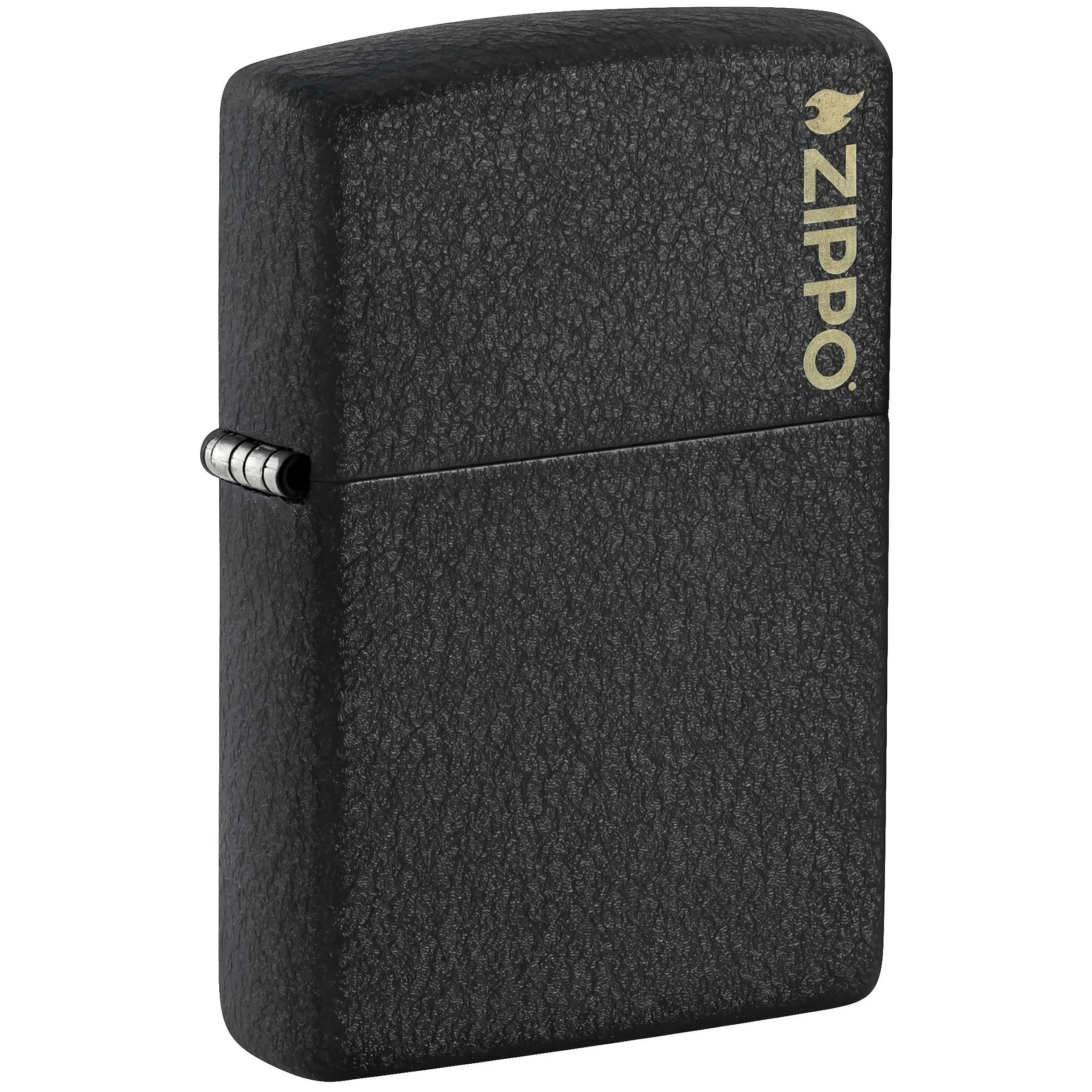 Encendedor Zippo cerrado, negro con textura rugosa, bisagra lateral y logotipo dorado vertical en la tapa, sobre fondo blanco.