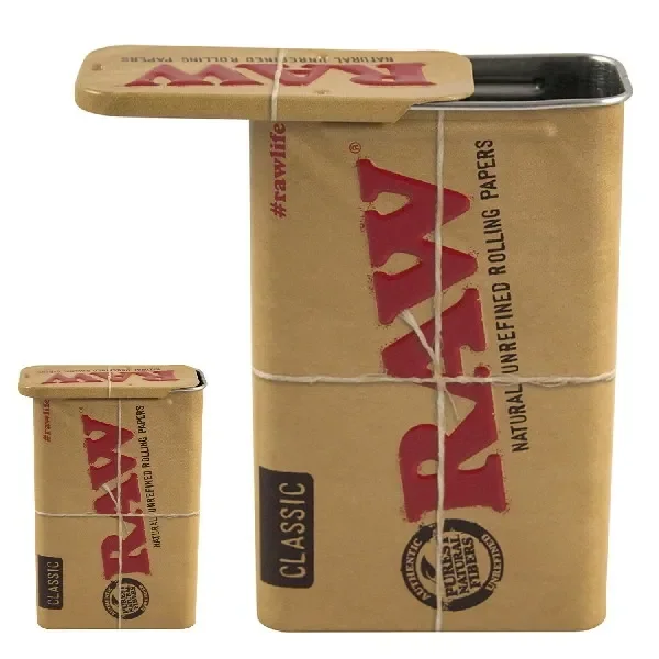 Caja RAW dorada con logotipo rojo y tapa deslizante parcialmente abierta, junto a otra vista más pequeña con la tapa cerrada.
