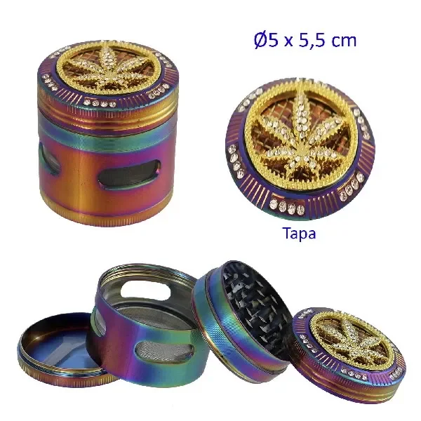 Grinder de acabado multicolor mostrado montado y desmontado, con dientes, tamiz y tapa decorada con una hoja dorada y piedras brillantes.