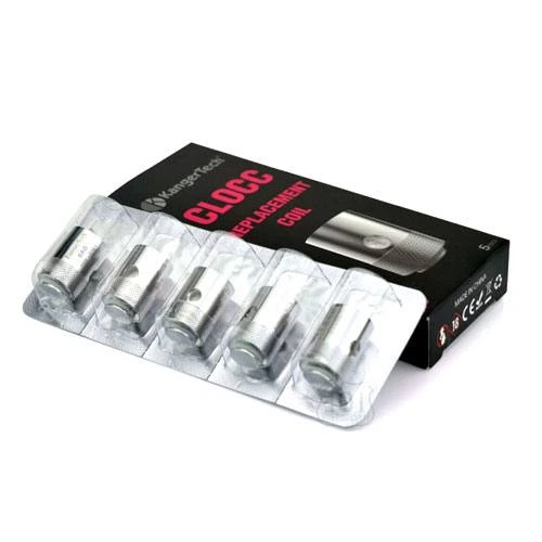 Cinco resistencias plateadas Kangertech CLOCC en un blíster, delante de una caja negra con letras rosas.