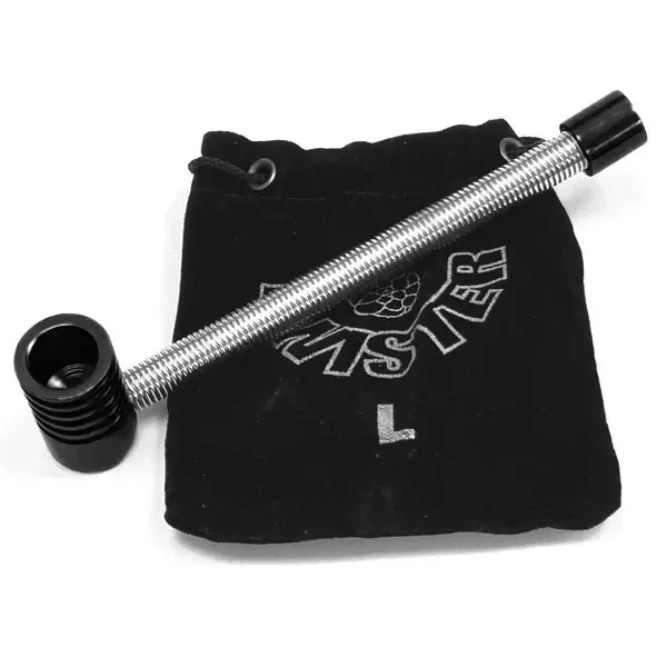 Pipa Twister Black con tubo metálico en espiral, cazoleta y boquilla negras, colocada en diagonal sobre una bolsa negra.
