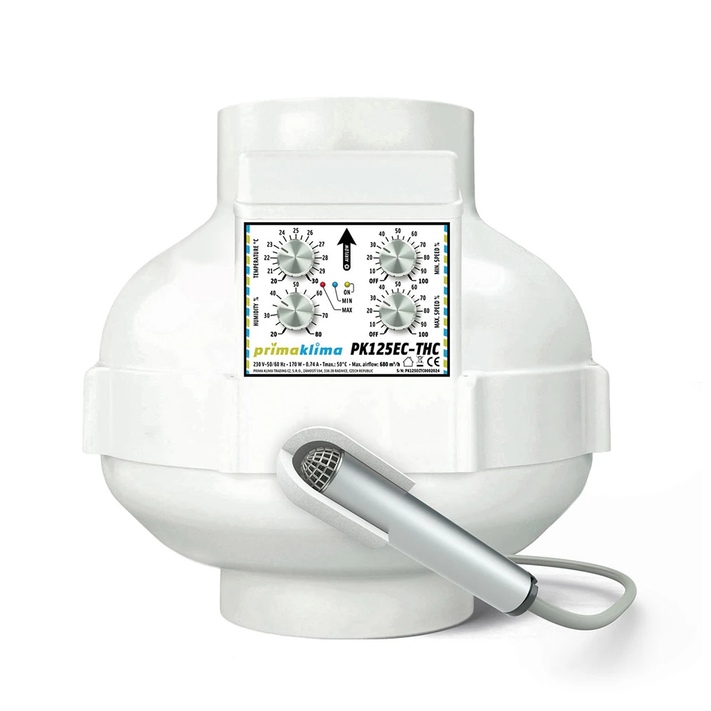 Extractor blanco Prima Klima PK125EC-THC con panel frontal de cuatro mandos y una sonda conectada por cable, sobre fondo blanco.