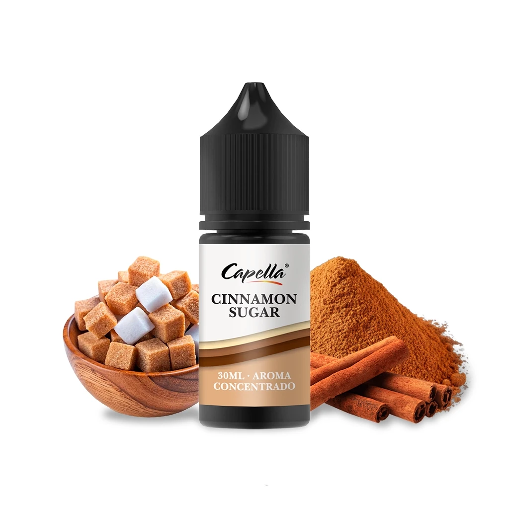Frasco de Cinnamon Sugar de Capella con tapón negro, junto a un cuenco de terrones de azúcar, canela en polvo y ramas de canela.
