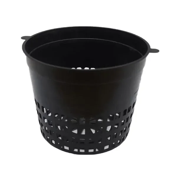 Maceta de rejilla Hortipot negra, vista en perspectiva, con abertura circular, dos pestañas y perforaciones en la mitad inferior.
