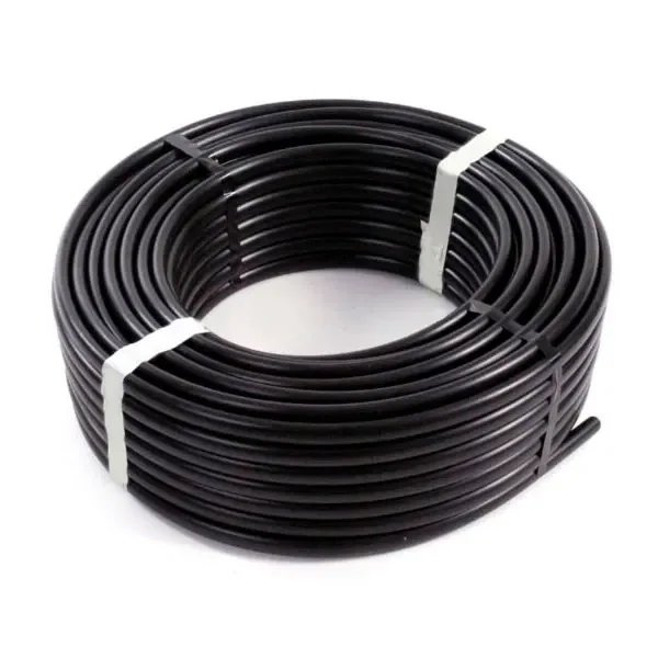 Tubo negro enrollado en una bobina circular, sujeto con varias cintas blancas y negras, sobre fondo blanco. Tubo negro enrollado en una bobina circular, sujeto con varias cintas blancas y negras, sobre fondo blanco.