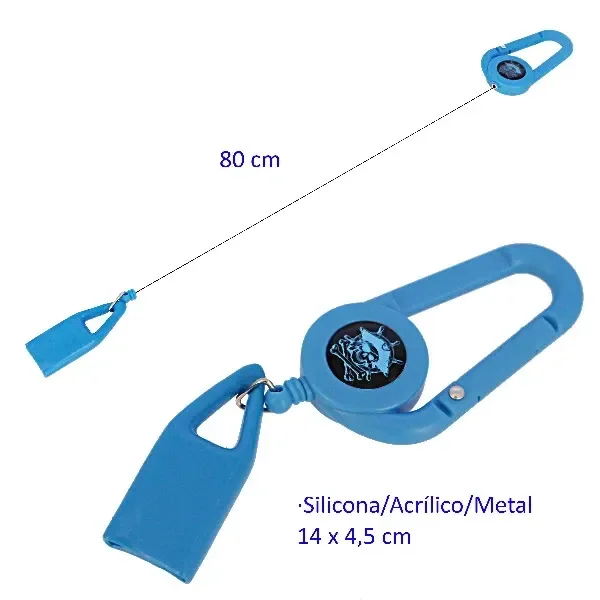 Porta encendedor azul con mosquetón, carrete circular y funda, mostrado en detalle y con el cordón extendido.
