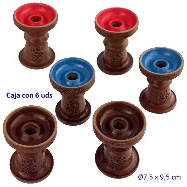 Selección de seis cazoletas para cachimba de cuerpo marrón y orificio central, con interiores en rojo, azul y marrón sobre fondo blanco. Selección de seis cazoletas para cachimba de cuerpo marrón y orificio central, con interiores en rojo, azul y marrón sobre fondo blanco.