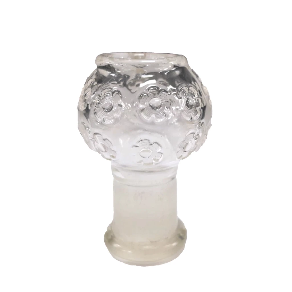 Cúpula transparente para bong BHO con cuerpo redondeado, motivos florales en relieve y conexión inferior esmerilada sobre fondo blanco.
