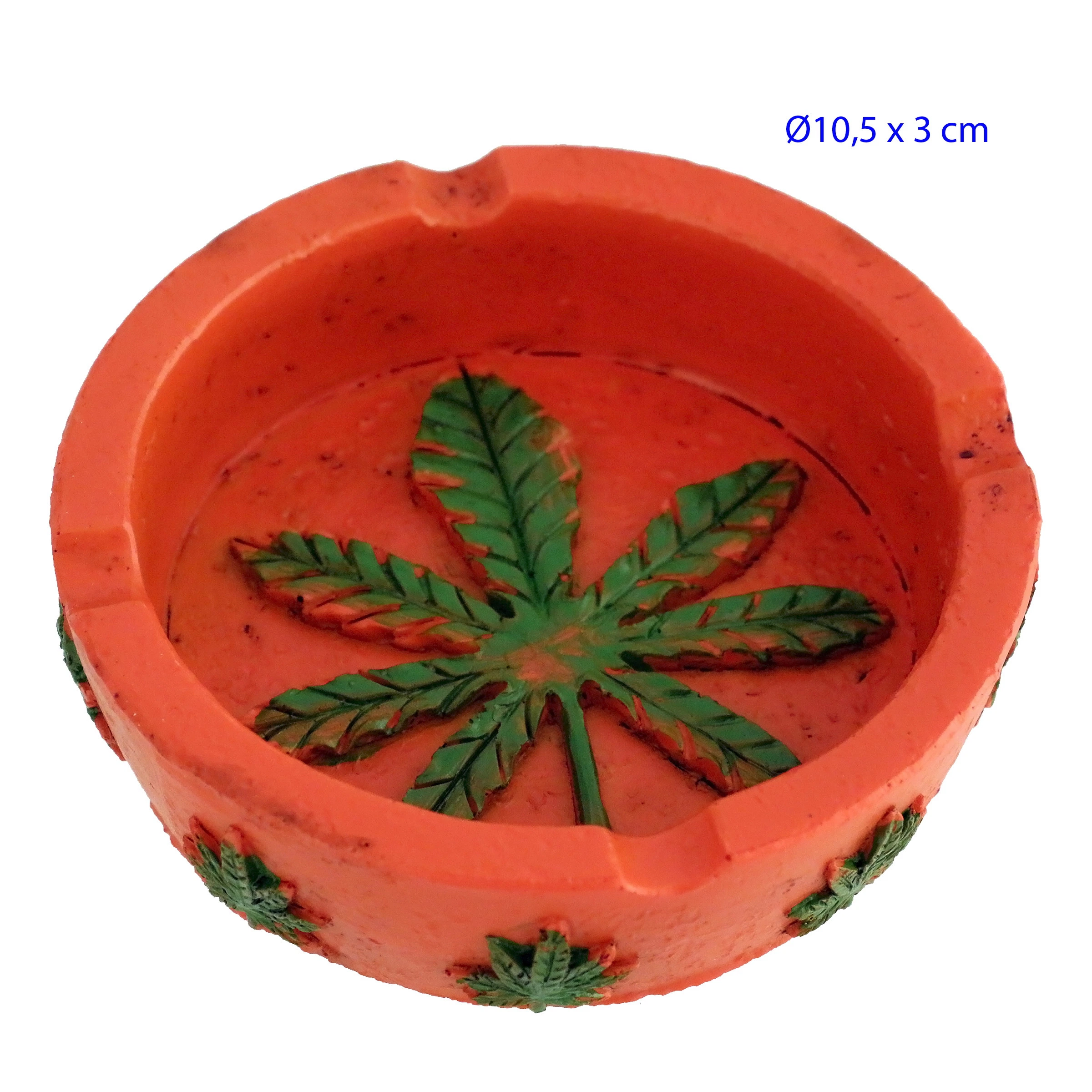 Cenicero redondo naranja con una hoja de cannabis verde en relieve en el fondo, hojas pequeñas en el exterior y muescas en el borde.