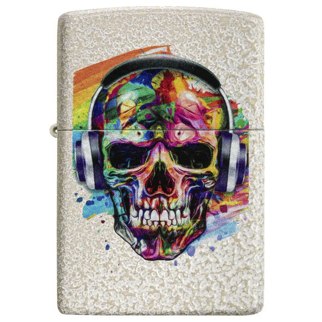 Mechero Zippo cerrado con una calavera multicolor que lleva auriculares, sobre un fondo claro de textura moteada.