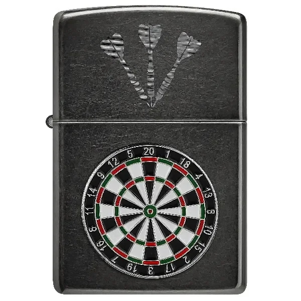 Encendedor Zippo Dartboard Disc cerrado, de acabado oscuro, con una diana circular en el frontal y tres dardos grabados en la tapa.