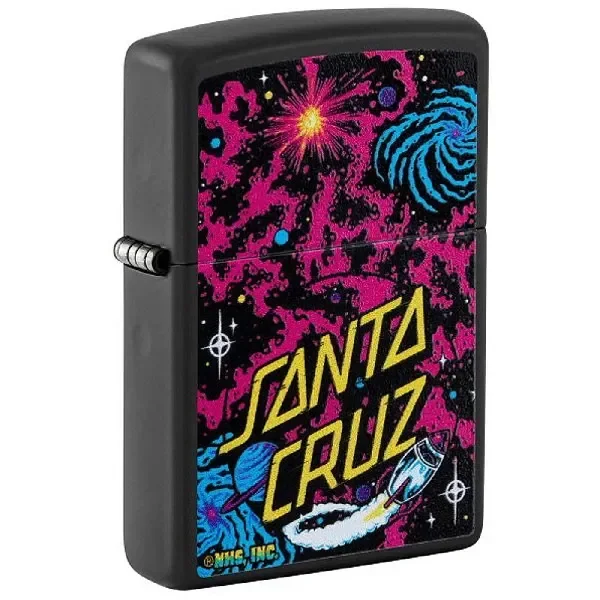 Encendedor Zippo Santa Cruz negro, cerrado y en perspectiva, con letras amarillas y motivos espaciales en rosa y azul.