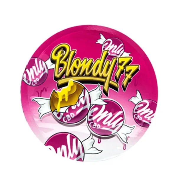 Etiqueta circular rosa de OnlyCBD Blondy 77, con letras amarillas y dibujos de caramelos envueltos sobre fondo blanco.