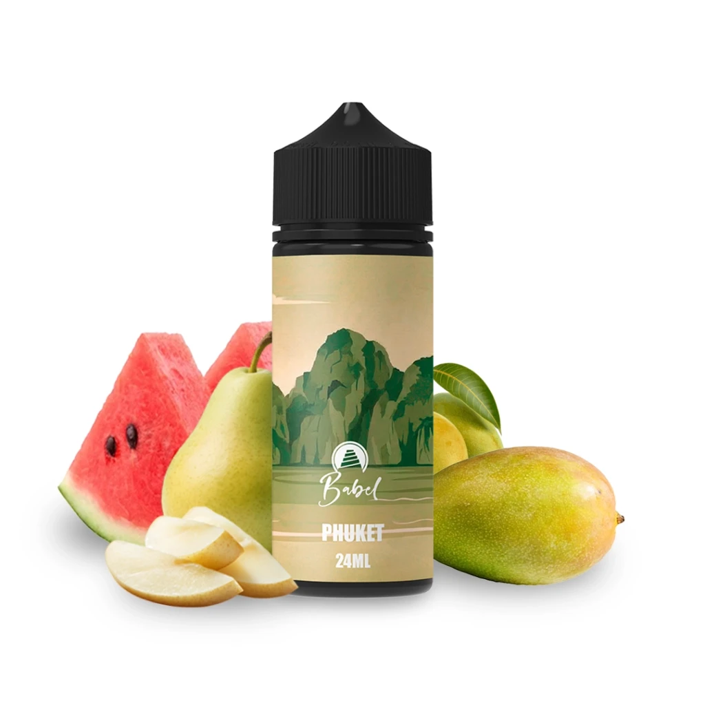 Bote Babel Phuket con tapón negro y etiqueta de paisaje, rodeado de sandía, pera y mango sobre fondo blanco.