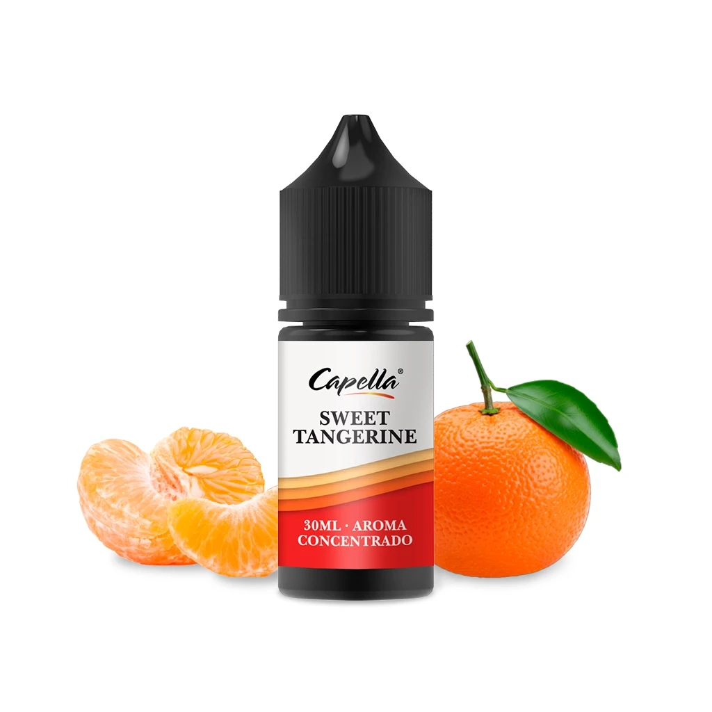 Frasco de aroma Capella Sweet Tangerine con tapón negro, junto a una mandarina con hoja y gajos pelados sobre fondo blanco.