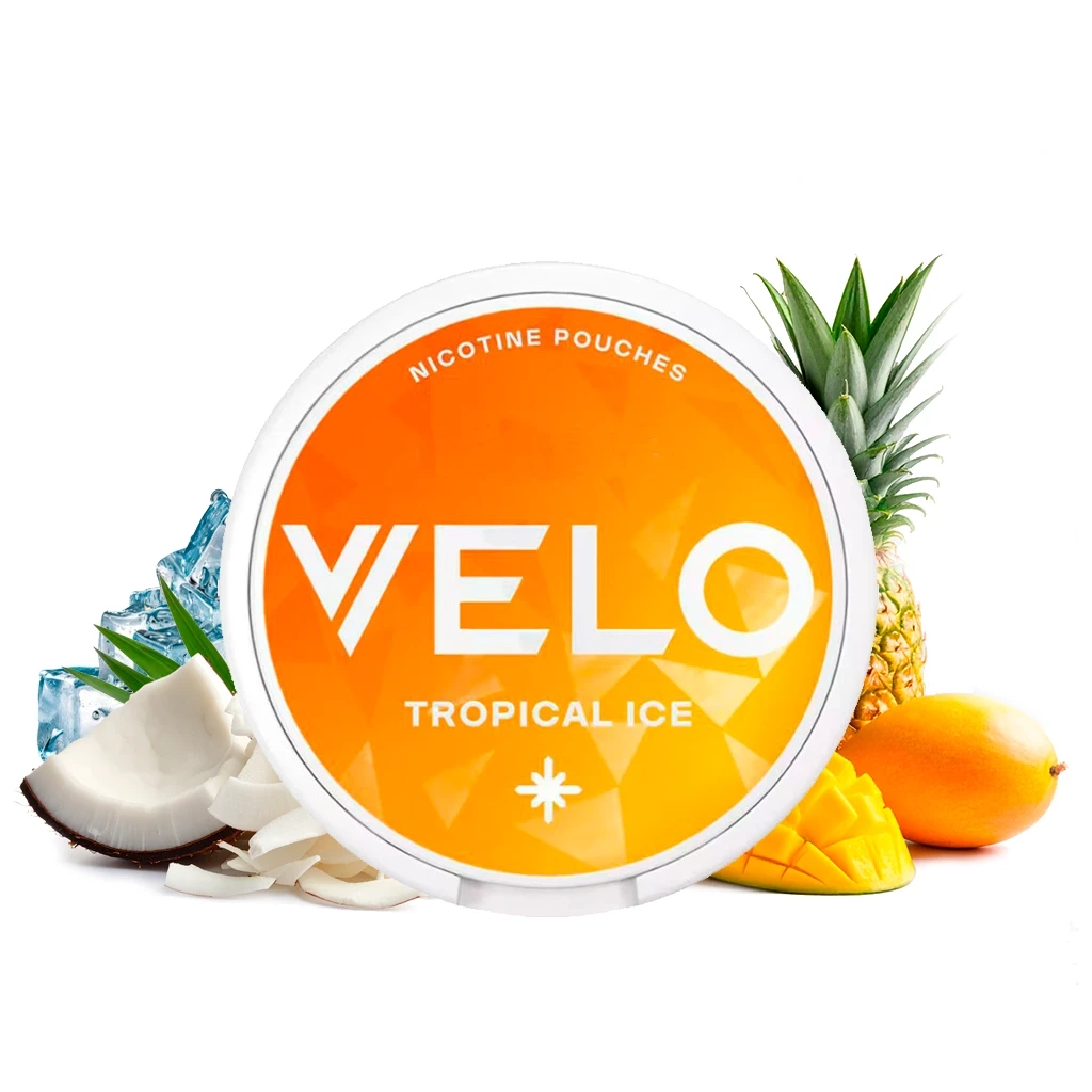 Envase circular de VELO Tropical Ice con etiqueta naranja, rodeado de piña, mango, coco y cubitos de hielo sobre fondo blanco. Envase circular de VELO Tropical Ice con etiqueta naranja, rodeado de piña, mango, coco y cubitos de hielo sobre fondo blanco.