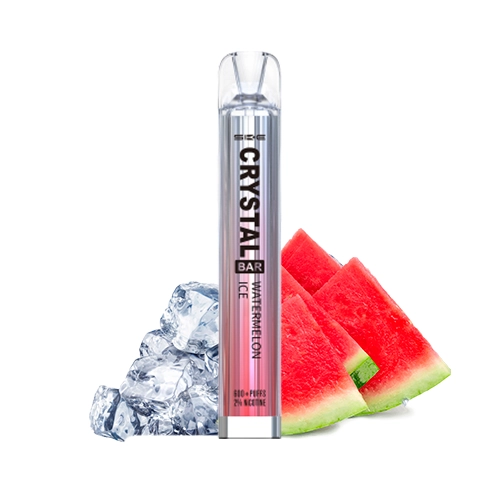 Vaper Crystal Bar Watermelon Ice de cuerpo alargado plateado y rosa, con boquilla transparente, junto a sandía y cubitos de hielo.
