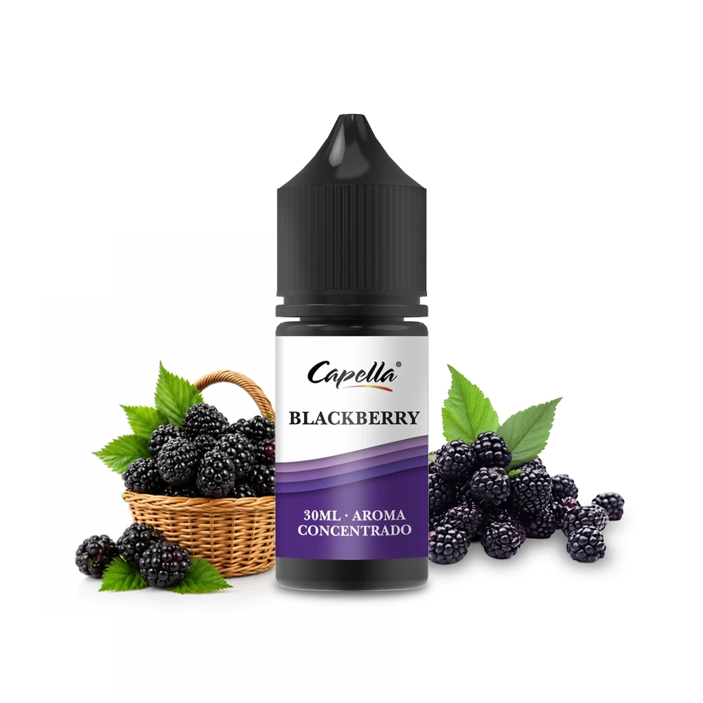 Frasco de aroma Capella Blackberry de 30 ml con tapón negro y etiqueta morada, junto a moras y una cesta sobre fondo blanco.
