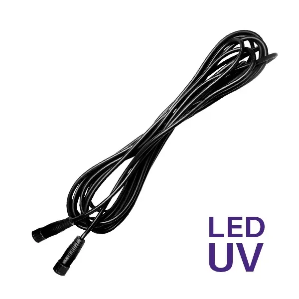 Cable negro Lumatek LED UV Daisy Chain, plegado en varias vueltas, con dos conectores visibles y el texto «LED UV» sobre fondo blanco.