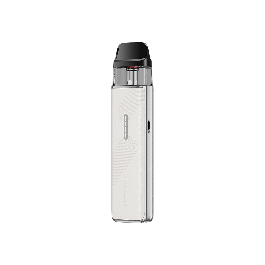 Vaporesso Xros 5 Mini de acabado plateado, con indicador frontal, depósito transparente y boquilla negra sobre fondo blanco.