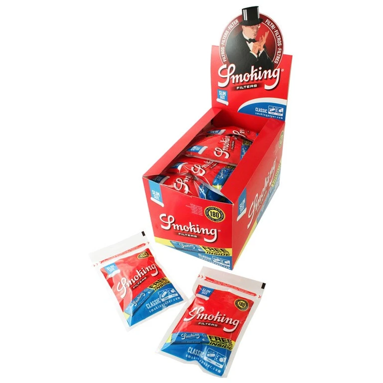 Expositor rojo de filtros Slim Smoking con varias bolsas en su interior y dos delante, con etiquetas Classic y Free Inside. Expositor rojo de filtros Slim Smoking con varias bolsas en su interior y dos delante, con etiquetas Classic y Free Inside.