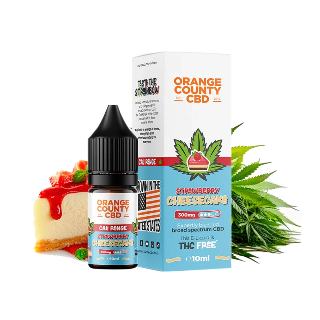 Frasco y caja de Orange County CBD Strawberry Cheesecake, junto a una porción de tarta con cobertura roja y hojas de cannabis.