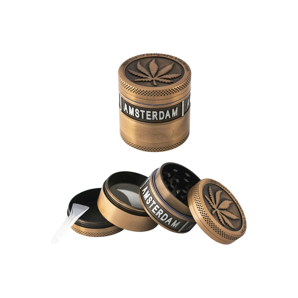 Grinder Amsterdam de tono bronce, mostrado cerrado y desmontado en cuatro partes, con hoja en la tapa, dientes, tamiz y espátula.