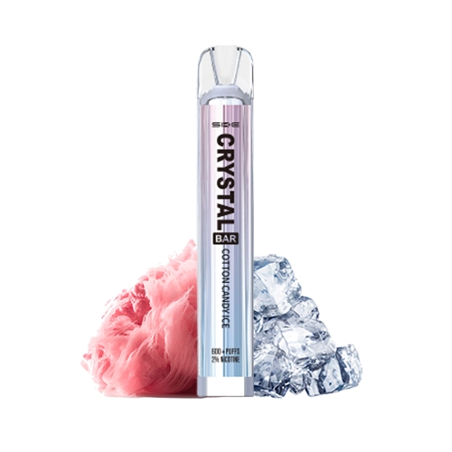 Vaper SKE Crystal Bar Cotton Candy Ice en posición vertical, con boquilla transparente, junto a algodón de azúcar rosa y cubitos de hielo.